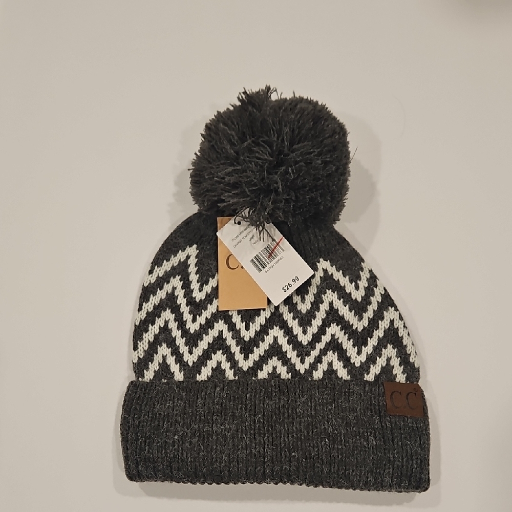 Paperstore  Womans Gray & White Knit Winter Hat With Pom Pom